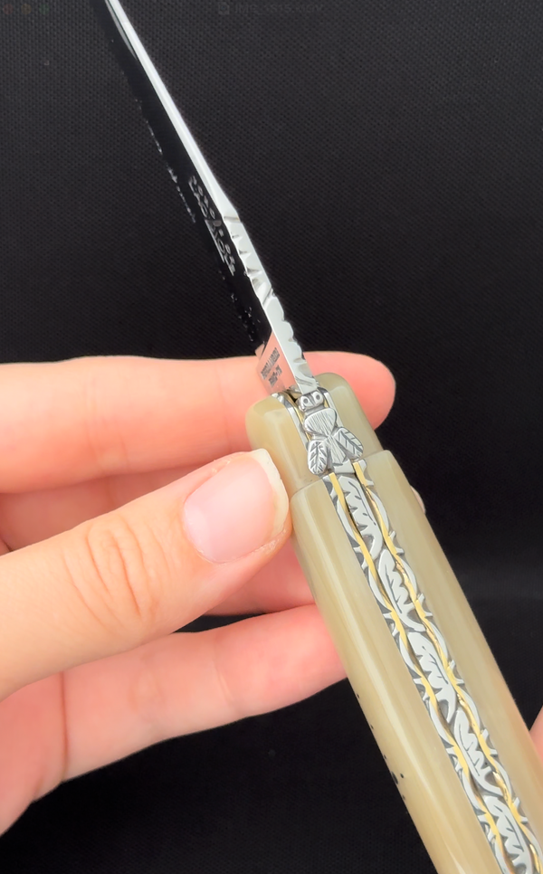 Folding Knife Light Horn Handle with Double Plates Chiseled Top and Down